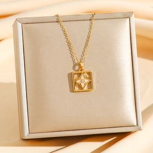 Collier en acier titane doré avec pendentif carré fleur blanche et pierre zircon