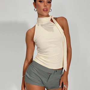 Nahaufnahme des beigen ärmellosen Neckholder-Tops mit Stricktextur und Stehkragen-Band