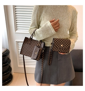 Vue détaillée d'un ensemble de 3 sacs à main marron avec motifs géométriques et pochettes