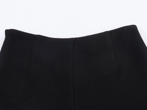 Detailaufnahme der Taillennaht und Stoffstruktur bei schwarzen Kunstfell-Shorts