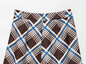 Vue détaillée de la texture du tissu à carreaux marron et bleu d'une jupe élégante