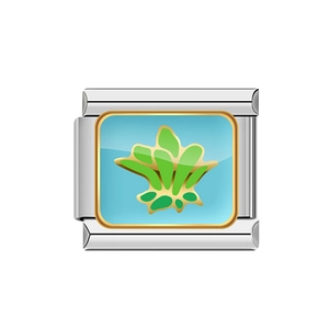 Dettaglio charm quadrato in acciaio inossidabile con smalto blu e motivo corallo verde