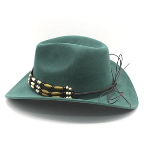 Détail du ruban perlé ethnique et du nœud sur un chapeau en feutre vert foncé à bord large