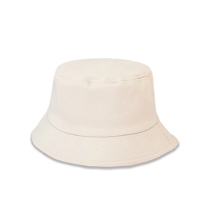 Détail du chapeau bob crème avec des coutures soignées et un design minimaliste à sommet plat