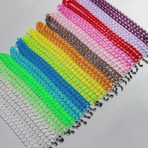 Detaillierte Ansicht bunter Acryl-Brillenketten mit verstellbaren Gummischlaufen