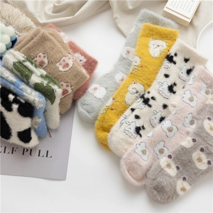 Détails de chaussettes en molleton corail avec motifs pattes de chat et vache