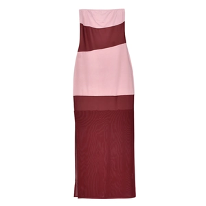 Dettaglio del patchwork in mesh rosa e bordeaux su un abito lungo a fascia
