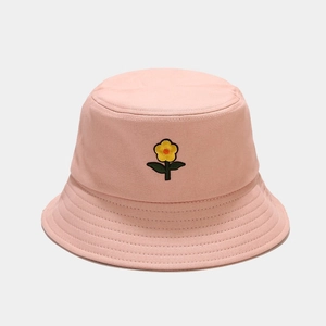Chapeau bob rose avec broderie de petite fleur jaune style macaron en toile de coton