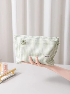 Borsa cosmetica in tessuto a righe verdi con dettaglio floreale a trifoglio e capiente