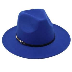 Λεπτομέρεια από έντονο μπλε καπέλο fedora με μαύρη δερμάτινη ζώνη και χρυσή μεταλλική αγκράφα