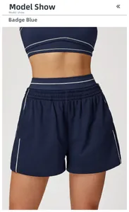 Dettaglio degli shorts sportivi Badge Blue a vita alta con strisce e coulisse regolabile