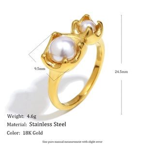 Anello floreale in acciaio placcato oro 18K con due perle bianche su sfondo bianco