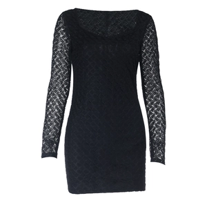 Detalle de vestido negro de manga larga con encaje intrincado y textura calada