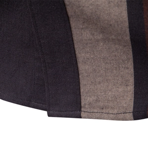 Gros plan d'une chemise à carreaux en coton de qualité avec tissu sergé et surpiqûres