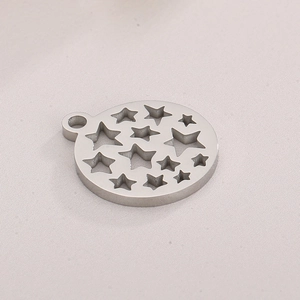 Vue macro détaillée du motif d'étoile sur un pendentif circulaire en acier argenté