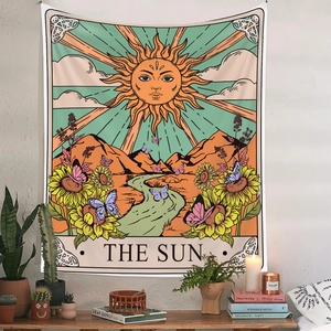 Dettaglio dell'arazzo dei tarocchi Il Sole con motivi bohémien di sole e girasoli