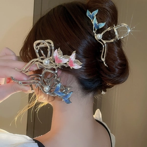 Détail de pinces à cheveux coeur argenté avec queue de poisson en émail bleu et perle