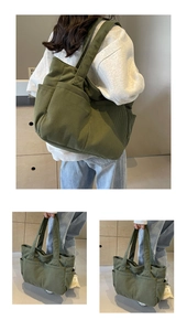 Vues détaillées du sac fourre-tout en velours côtelé vert armée avec poches latérales