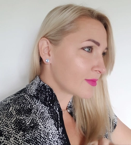 Vue de côté du mannequin portant des boucles d'oreilles rondes en argent sterling