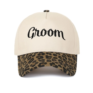 Detail der Groom-Stickerei auf zweifarbiger Trucker-Mütze mit Leopardenmuster-Schirm