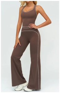 Détails de l'ensemble de yoga avec liserés contrastés sur débardeur et pantalon