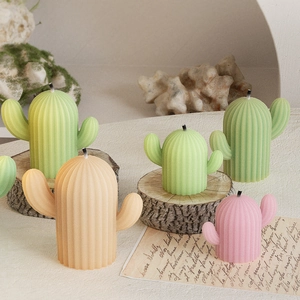 Candele profumate a forma di cactus in varie dimensioni e colori su base in legno