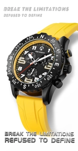 Dettaglio orologio sportivo multifunzione con cinturino giallo in silicone e quadrante
