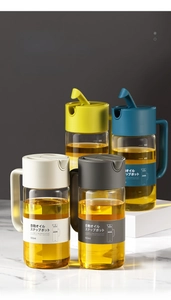 Détail de quatre huiliers en verre 550ml avec couvercles automatiques en plusieurs couleurs