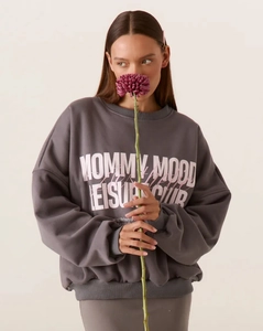 Detail eines dunkelgrauen Sweatshirts mit Mommy Mood Aufdruck und gerippten Bündchen