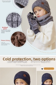 Detail van warme gebreide muts, sjaal en touchscreen handschoenen met fleece voering