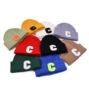 Streetwear Strickmützen mit gesticktem C-Logo-Patch in neun leuchtenden Trendfarben