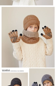 Detail van warme gebreide winterset met muts, sjaal en touchscreen handschoenen kind