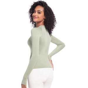 Dettaglio top yoga a maniche lunghe verde chiaro senza cuciture in maglia traspirante