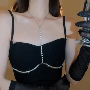 Dettaglio di una scintillante catena per il corpo in strass argento con struttura a Y