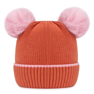 Bonnet tricoté orange pour bébé avec pompons en fausse fourrure rose et revers côtelé