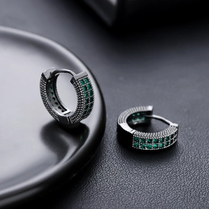Boucles d'oreilles créoles gunmetal serties de cristaux vert émeraude style hip-hop luxe