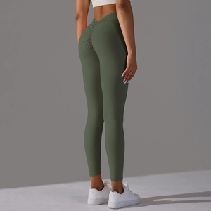Détail du legging de yoga vert olive avec effet push-up et taille haute en V