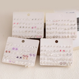 Flachbild von 20 Paar Perlen- und Herz-Ohrstecker-Sets in Gold- und Silberoptik