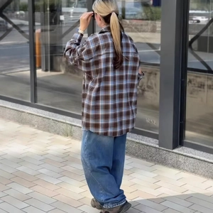 Camicia a quadri marrone e blu a maniche lunghe oversize con jeans larghi casual