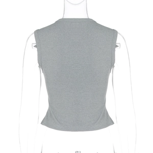 Détail de l'arrière d'un gilet en maille côtelée gris clair avec col rond et design sans manches