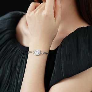 Détail du bracelet en argent avec pendentif zircon carré et motifs de croix sur le poignet