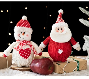 Détails de figurines tricotées du Père Noël et bonhomme de neige en coffret