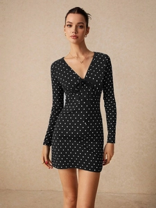 Abito corto nero a pois con scollo a V, maniche lunghe e dettaglio fiocco frontale