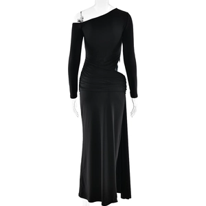 Detailansicht der seitlichen Raffung und Cut-out-Taille am schwarzen One-Shoulder-Kleid