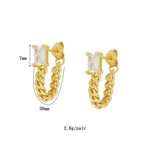 Detailansicht goldener Zirkonia-Ohrringe mit 7mm Stein und 30mm Cuban-Link-Kette