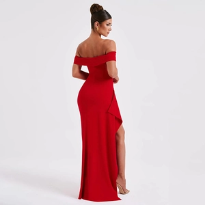 Robe longue rouge dos nu sans bretelles élégante avec fente haute et tissu lisse fluide