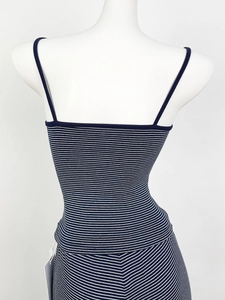 Détail de l'arrière d'un caraco à rayures bleues et blanches avec de fines bretelles en tricot
