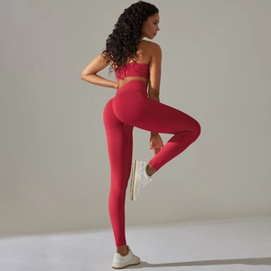 Dettaglio del set yoga rosso senza cuciture con leggings e reggiseno sportivo aperto