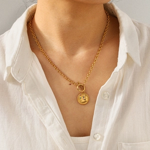 Collier doré avec fermoir OT et pendentif médaille soleil serti de cristaux colorés