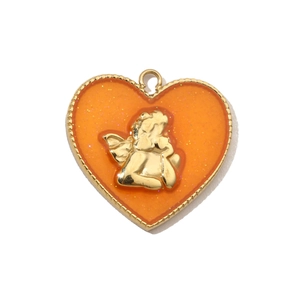 Dettaglio del ciondolo a forma di cuore con angelo in resina arancione e bordo dorato